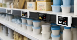 Várias etiquetas eletrónicas em prateleiras de um supermercado.